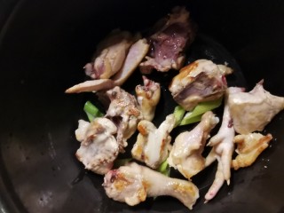 7、电饭煲焖鸡,将煎好的鸡块放到电饭煲内胆里