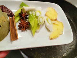 8、电饭煲焖鸡,起油锅 放入香辛料 翻炒出香味