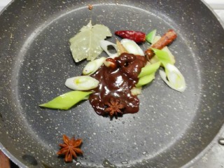 9、电饭煲焖鸡,放入甜面酱