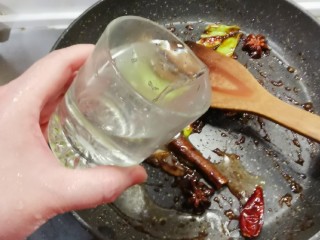 11、电饭煲焖鸡,倒入一杯清水