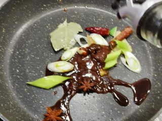 10、电饭煲焖鸡,倒入生抽  翻炒均匀