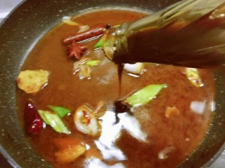 12、电饭煲焖鸡,放入蚝油