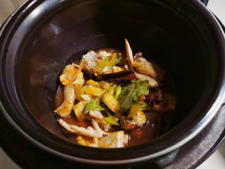 15、电饭煲焖鸡,倒入电饭煲内胆里