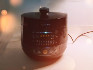 16、电饭煲焖鸡,扣上电饭煲盖子选择对应键  电饭煲开始工作