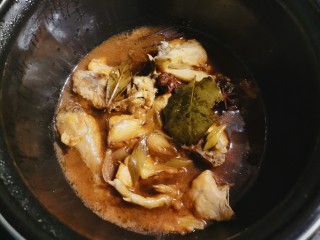 17、电饭煲焖鸡,时间到  再焖一个小时更加入味