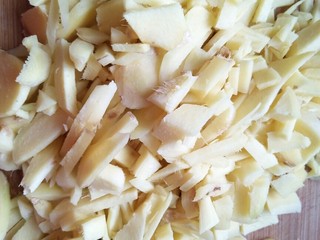 4、自制姜枣膏,生姜去皮切小块