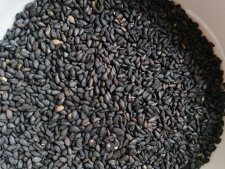 6、自制姜枣膏,黑芝麻小火炒熟