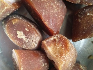 7、自制姜枣膏,古方红糖切成小块