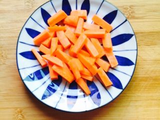 5、#猪肋排#筒骨胡萝卜粥,胡萝卜清洗干净去皮切条状