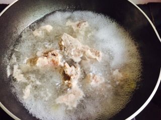 11、#猪肋排#筒骨胡萝卜粥,大火烧开煮3分钟撇去浮末