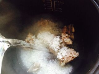 15、#猪肋排#筒骨胡萝卜粥,加入足够的热水