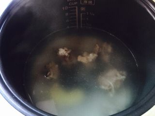 17、#猪肋排#筒骨胡萝卜粥,将内胆放入电饭煲