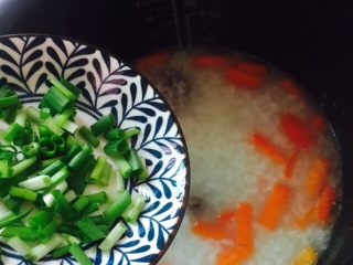 21、#猪肋排#筒骨胡萝卜粥,待煮熟后再放入葱花