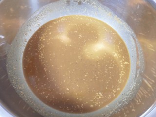 1、红枣红糖馒头,豆渣晾至温热，加入红糖和发酵粉混合均匀。