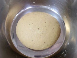 2、红枣红糖馒头,加入中筋面粉，先用筷子挑拌成絮状，再揉成光滑的面团，盖上保鲜膜发酵至两倍大。