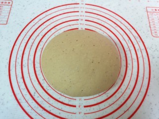 3、红枣红糖馒头,发酵好的面团揉光排气。