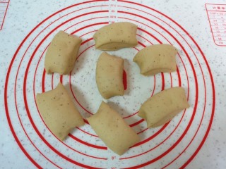 4、红枣红糖馒头,搓成成长条状分成小剂子。