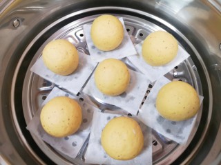 6、红枣红糖馒头,蒸锅内放水，篦子上铺上油纸，放上做好的馒头生胚，盖上锅盖二次发酵10分钟左右，凉水上锅，上汽后转中火蒸20分钟关火，焖5分钟左右出锅。