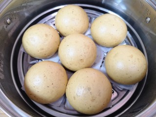 7、红枣红糖馒头,红枣红糖大馒头出锅了。