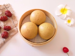 8、红枣红糖馒头,看看，馒头表面光滑。