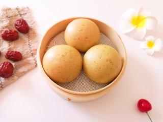 9、红枣红糖馒头,吃起来有嚼劲。