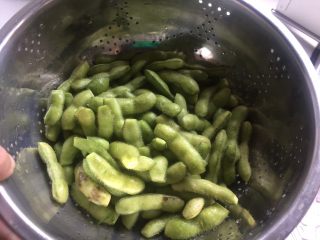 3、糟卤毛豆,控干水分。