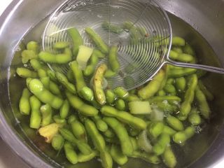 5、糟卤毛豆,煮熟的毛豆捞出，放在冷开水浸泡至冷却。