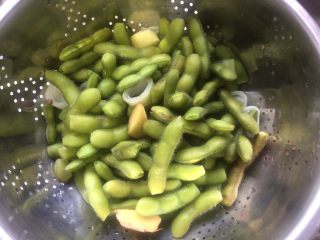 6、糟卤毛豆,完全冷却放沥水篮控干水分。