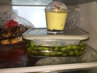 9、糟卤毛豆,盖上乐扣盒子的盖子入冰箱冷藏一夜，起码十个小时。