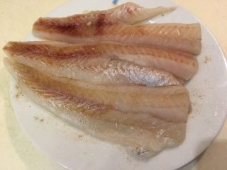 5、香酥鱼排（比炸的还酥）,盐、白胡椒，抹鱼身