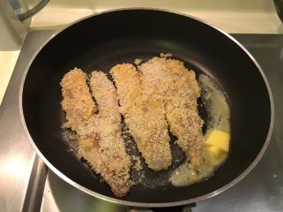8、香酥鱼排（比炸的还酥）,放到平底锅，奶油放边上，开火