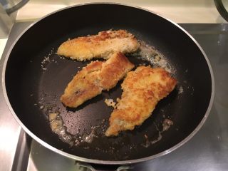 9、香酥鱼排（比炸的还酥）,3～4分钟后翻面，再煎3分钟就好啦！