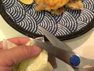 13、香酥鱼排（比炸的还酥）,将袋子边角剪个小洞