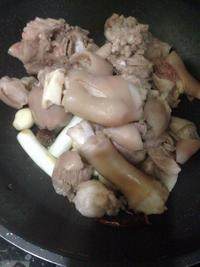 4、红烧羊肉,接着放入羊肉并加入料酒、老抽、生抽。