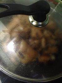 5、红烧羊肉,盖上盖子中火焖煮一下。