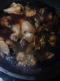 6、红烧羊肉,接着挨着锅边加入适量开水、白糖、山楂，大火烧开再转小火焖煮1个多小时。（约1.2个小时）