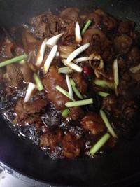 7、红烧羊肉,加入蒜白转大火收汁。