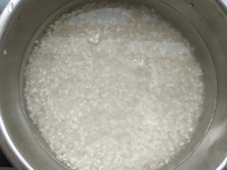 2、苜蓿米饭塔,淘洗干净（不超过三次）后放入大概没过大米一指肚的水。