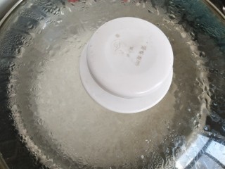 3、苜蓿米饭塔,上锅蒸大概三十分钟。（老公不让用电饭锅，说笨方法整蒸出的米饭香。）