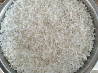 4、苜蓿米饭塔,蒸好的米饭????，确实是满屋飘香！