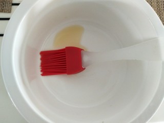 8、苜蓿米饭塔,准备一个碗，倒入香油。