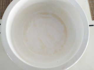 9、苜蓿米饭塔,用刷子爸香油沿碗壁涂抹均匀。