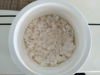 10、苜蓿米饭塔,放入一层米饭，压实。