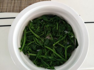 11、苜蓿米饭塔,米饭上放苜蓿，放均匀。