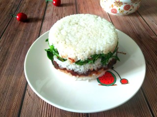 15、苜蓿米饭塔,倒扣在盘子上。