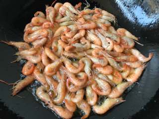 7、芦笋花炒小河虾,油烧至5成热时下入河虾，中火煎炸，并时常翻炒