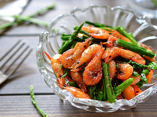 12、芦笋花炒小河虾,出锅趁热食用，非常美味