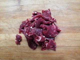 1、西兰花炒牛肉,先把牛肉洗干净，切成片