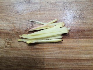 2、西兰花炒牛肉,把生姜，洗干净，切丝