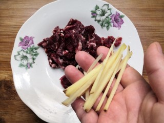3、西兰花炒牛肉,把牛肉和姜丝，放入盘中
